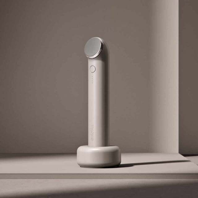 THOME The Glow Signature device and charging stand